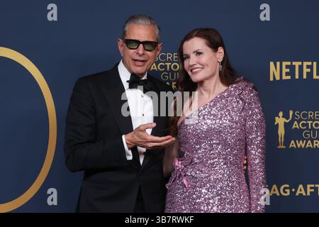 Februar 2024, Los Angeles, CA, USA: LOS ANGELES, KALIFORNIEN - 24. FEBRUAR: Jeff Goldblum und Geena Davis posieren im Presseraum während der 30. Annual Screen Actors Guild Awards im Shrine Auditorium und der Expo Hall am 24. Februar 2024 in Los Angeles. (Kreditbild: © Crash/imageSPACE via ZUMA Press Wire) Stockfoto