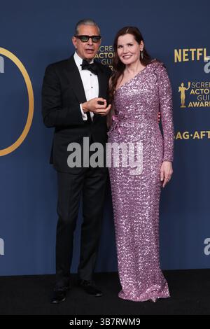 Februar 2024, Los Angeles, CA, USA: LOS ANGELES, KALIFORNIEN - 24. FEBRUAR: Jeff Goldblum und Geena Davis posieren im Presseraum während der 30. Annual Screen Actors Guild Awards im Shrine Auditorium und der Expo Hall am 24. Februar 2024 in Los Angeles. (Kreditbild: © Crash/imageSPACE via ZUMA Press Wire) Stockfoto