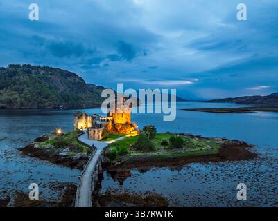 Nacht über Eilean Donan Castle und Loch Duich von einer Drohne aus, Isle of Skye, Highlands, Schottland, England Stockfoto