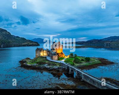 Nacht über Eilean Donan Castle und Loch Duich von einer Drohne aus, Isle of Skye, Highlands, Schottland, England Stockfoto