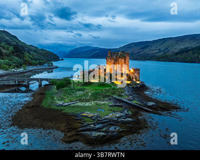 Nacht über Eilean Donan Castle und Loch Duich von einer Drohne aus, Isle of Skye, Highlands, Schottland, England Stockfoto