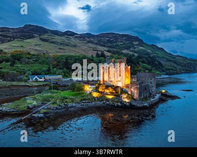 Nacht über Eilean Donan Castle und Loch Duich von einer Drohne aus, Isle of Skye, Highlands, Schottland, England Stockfoto