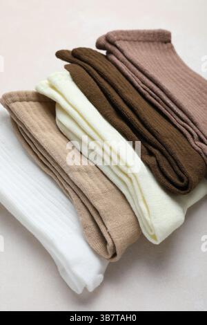 Verschiedene weiche Socken auf hellbeigem Hintergrund, oben Stockfoto