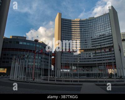 18. April 2024, Wien, Österreich: Außenansicht des Wiener Gebäudes der Vereinten Nationen bei Sonnenuntergang. (Kreditbild: © Bianca Otero/ZUMA Press Wire) Stockfoto