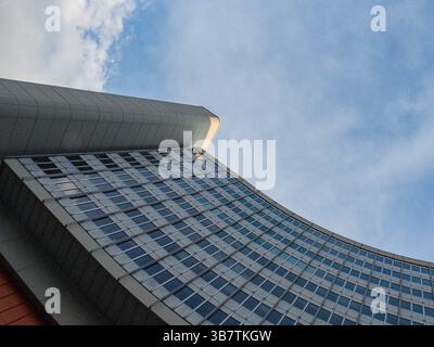 18. April 2024, Wien, Österreich: Außenansicht des Wiener Gebäudes der Vereinten Nationen bei Sonnenuntergang. (Kreditbild: © Bianca Otero/ZUMA Press Wire) Stockfoto