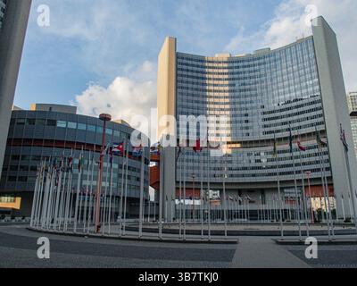 18. April 2024, Wien, Österreich: Außenansicht des Wiener Gebäudes der Vereinten Nationen bei Sonnenuntergang. (Kreditbild: © Bianca Otero/ZUMA Press Wire) Stockfoto