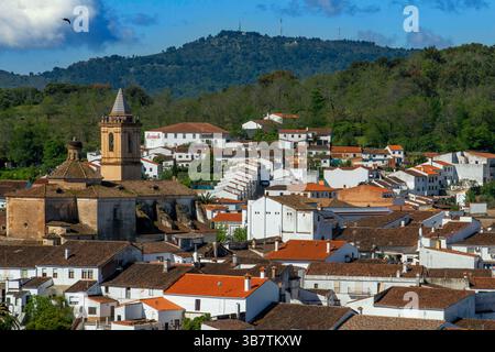 Mai 2016, Huelva, Spanien: Dorf Jabugo, Provinz Huelva, Region Andalusien, Spanien...Jabugo ist international bekannt dank seines iberischen Schinkens, der in der Stadt und der gesamten Region hergestellt wird und unter der geschützten Ursprungsbezeichnung Jabugo steht. Es ist ein Schinken, der für seine Textur, sein Aroma und seinen einzigartigen Geschmack bekannt ist. Dieser Schinken wird in den Naturparks Sierra de Aracena und Picos de Aroche unter einzigartigen mikroklimatischen Bedingungen hergestellt, von 100 % iberischen Schweinen, die in Freiheit auf der Weide gezüchtet wurden und während der Montanera ausschließlich mit Eicheln und natürlichen Weiden gefüttert wurden. (Bild: © Sergi Reboredo/ Stockfoto