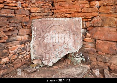 Detaillierte Schnitzerei des päpstlichen Symbols auf einem Eckstein des alten Altars. Zeugnis der historischen Verbindung und des Einflusses der katholischen Kirche in Stockfoto