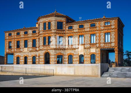 15. Mai 2016, Huelva, Spanien: Tiro al pichÃ³n Building, Centro y PromociÃ³n del JamÃ³n Iberico, Jabugo, Sierra de Aracena, Provinz Huelva, Spanien. El Tiro, ein historisches Gebäude des Architekten AnÃ­bal GonzÃ¡lez ist nach umfangreichen Restaurierungsarbeiten heute ein Besucherzentrum für die Verbreitung unseres natürlichen und ethnologischen Erbes und alles, was mit der iberischen Welt zu tun hat. Der Besucher hat Zugang zu einem informativen Video über den gesamten Prozess der Schinkenproduktion, vom Zeitpunkt der Geburt des Schweins bis zum Erreichen des Tisches. Sie besuchen auch dieses historische Gebäude, das enthält Stockfoto
