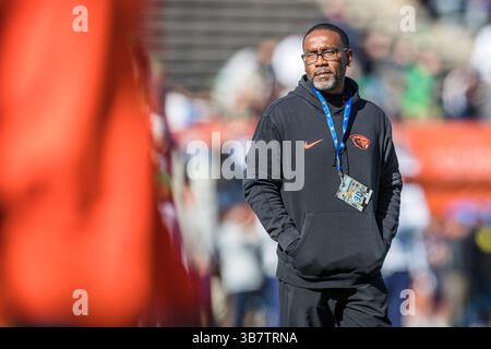 29. Dezember 2023: Kefense Hynson, Cheftrainer der Oregon State Beavers, beobachtet sein Team vor dem NCAA-Fußballspiel im 90. Jährlichen Tony the Tiger Sun Bowl zwischen den Oregon State Beavers und den Notre Dame Fighting Irish im Sun Bowl Stadium in El Paso, Texas. Notre Dame besiegte Oregon State mit 40:8. Prentice C. James/CSM (Foto: © Prentice C. James/CSM via ZUMA Press Wire) Stockfoto