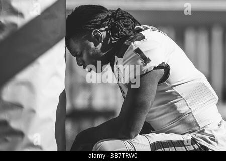 29. Dezember 2023: Oregon State Beavers Running Back Deshaun Fenwick (1) hält für einen Moment der Stille, bevor das NCAA-Football-Spiel im 90. Jährlichen Tony the Tiger Sun Bowl zwischen den Oregon State Beavers und den Notre Dame Fighting Irish im Sun Bowl Stadium in El Paso, Texas stattfindet. Notre Dame besiegte Oregon State mit 40:8. Prentice C. James/CSM (Foto: © Prentice C. James/CSM via ZUMA Press Wire) Stockfoto