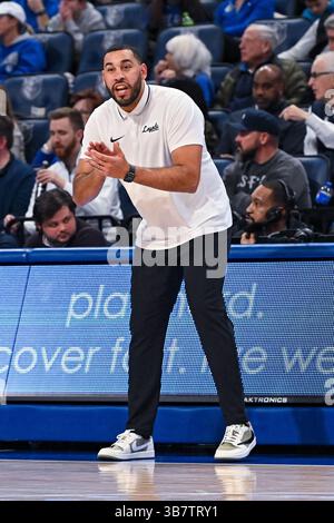 3. JANUAR 2024: Loyola (Il) Ramblers Head Coach Drew Valentine bejubelt sein Team in einem regulären Saisonspiel, bei dem die Loyola Chicago Ramblers die Saint Louis Billikens besuchten. Am Mittwoch, den 03. Januar 2024, in der Chaifetz Arena in St. Louis, MO Richard Ulreich/CSM (Kreditbild: © Richard Ulreich/CSM via ZUMA Press Wire) Stockfoto
