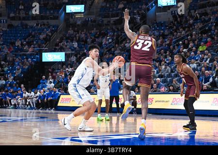 3. JANUAR 2024: Loyola (Il) Ramblers Stürmer Dame Adelekun (32) springt nach dem Fake-Schuss von Bruce Zhang (12) in einem regulären Saisonspiel, bei dem die Loyola Chicago Ramblers die Saint Louis Billikens besuchten. Am Mittwoch, den 03. Januar 2024, in der Chaifetz Arena in St. Louis, MO Richard Ulreich/CSM (Kreditbild: © Richard Ulreich/CSM via ZUMA Press Wire) Stockfoto