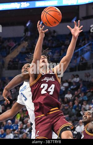 3. JANUAR 2024: Loyola (Il) Ramblers Center Miles Rubin (24) holt sich den Rückstoß, nachdem Saint Louis Billikens Stürmer Bradley Ezewiro (3) in einem regulären Saisonspiel, in dem die Loyola Chicago Ramblers die Saint Louis Billikens besuchten, den Rebound. Am Mittwoch, den 03. Januar 2024, in der Chaifetz Arena in St. Louis, MO Richard Ulreich/CSM (Kreditbild: © Richard Ulreich/CSM via ZUMA Press Wire) Stockfoto