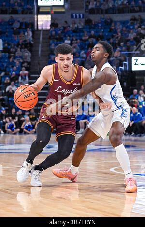 3. JANUAR 2024: Loyola (Il) Ramblers-Wachmann Jalen Quinn (2) fährt in einem regulären Saisonspiel, in dem die Loyola Chicago Ramblers die Saint Louis Billikens-Wachmann Cian Medley (1) besuchten, in den Korb. Am Mittwoch, den 03. Januar 2024, in der Chaifetz Arena in St. Louis, MO Richard Ulreich/CSM (Kreditbild: © Richard Ulreich/CSM via ZUMA Press Wire) Stockfoto