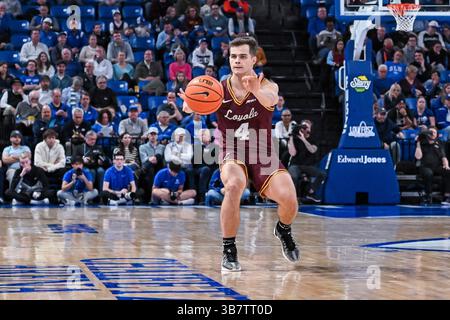 3. JANUAR 2024: Loyola (Il) Ramblers Guard Braden Norris (4) übergibt den Ball in einem regulären Saisonspiel, bei dem die Loyola Chicago Ramblers die Saint Louis Billikens besuchten. Am Mittwoch, den 03. Januar 2024, in der Chaifetz Arena in St. Louis, MO Richard Ulreich/CSM (Kreditbild: © Richard Ulreich/CSM via ZUMA Press Wire) Stockfoto