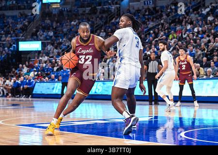 3. JANUAR 2024: Loyola (Il) Ramblers Forward Dame Adelekun (32) entzieht sich der Verteidigung von Saint Louis Billikens Forward Bradley Ezewiro (3) in einem regulären Saisonspiel, in dem die Loyola Chicago Ramblers die Saint Louis Billikens besuchten. Am Mittwoch, den 03. Januar 2024, in der Chaifetz Arena in St. Louis, MO Richard Ulreich/CSM (Kreditbild: © Richard Ulreich/CSM via ZUMA Press Wire) Stockfoto