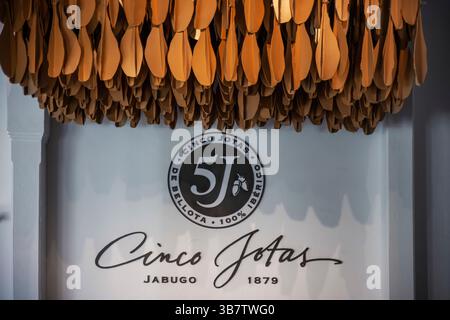 15. Mai 2016, Huelva, Spanien: Cinco Jotas Fabrik iberischer Schinkenkeller Jabugo Dorf, Provinz Huelva, Region Andalusien, Spanien...Jabugo ist international bekannt dank seines iberischen Schinkens, der in der Stadt und der gesamten Region hergestellt wird und unter der geschützten Ursprungsbezeichnung Jabugo steht. Es ist ein Schinken, der für seine Textur, sein Aroma und seinen einzigartigen Geschmack bekannt ist. Dieser Schinken wird in den Naturparks Sierra de Aracena und Picos de Aroche unter einzigartigen mikroklimatischen Bedingungen hergestellt, von 100 % iberischen Schweinen, die frei auf der Weide gehalten werden und während des mont ausschließlich mit Eicheln und natürlichen Weiden gefüttert werden Stockfoto