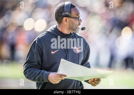 29. Dezember 2023: Kefense Hynson, Cheftrainer der Oregon State Beavers, ruft im Sun Bowl Stadium in El Paso, Texas, im 90. Jährlichen Tony the Tiger Sun Bowl zwischen den Oregon State Beavers und den Notre Dame Fighting Irish auf. Notre Dame besiegte Oregon State mit 40:8. Prentice C. James/CSM (Foto: © Prentice C. James/CSM via ZUMA Press Wire) Stockfoto