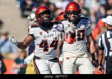 29. Dezember 2023: Melvin Jordan IV (44) feiert seinen Quarterback-Sack während des NCAA-Fußballspiels im 90. Jährlichen Tony the Tiger Sun Bowl zwischen den Oregon State Beavers und den Notre Dame Fighting Irish im Sun Bowl Stadium in El Paso, Texas. Notre Dame besiegte Oregon State mit 40:8. Prentice C. James/CSM (Foto: © Prentice C. James/CSM via ZUMA Press Wire) Stockfoto