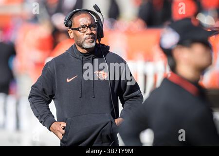 29. Dezember 2023: Kefense Hynson, Cheftrainer der Oregon State Beavers, bereitet sein Team nach der Halbzeit des NCAA-Fußballspiels im 90. Jährlichen Tony the Tiger Sun Bowl zwischen den Oregon State Beavers und den Notre Dame Fighting Irish im Sun Bowl Stadium in El Paso, Texas vor. Notre Dame besiegte Oregon State mit 40:8. Prentice C. James/CSM (Foto: © Prentice C. James/CSM via ZUMA Press Wire) Stockfoto