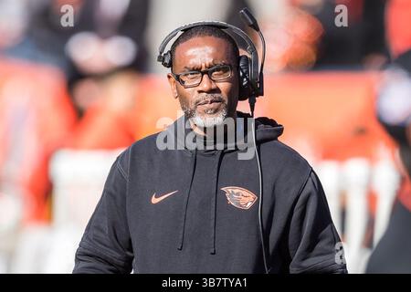29. Dezember 2023: Kefense Hynson, Cheftrainer der Oregon State Beavers, bereitet sein Team nach der Halbzeit des NCAA-Fußballspiels im 90. Jährlichen Tony the Tiger Sun Bowl zwischen den Oregon State Beavers und den Notre Dame Fighting Irish im Sun Bowl Stadium in El Paso, Texas vor. Notre Dame besiegte Oregon State mit 40:8. Prentice C. James/CSM (Foto: © Prentice C. James/CSM via ZUMA Press Wire) Stockfoto
