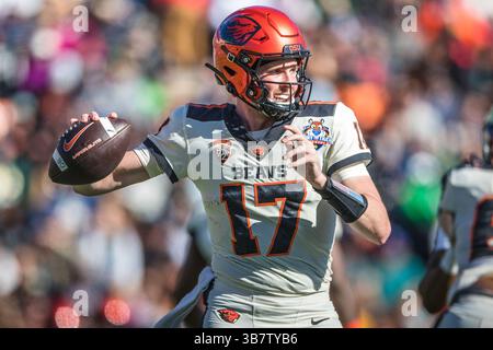 29. Dezember 2023: Ben Gulbranson (17), Quarterback der Oregon State Beavers, wirft einen Pass während des NCAA-Fußballspiels im 90. Jährlichen Tony the Tiger Sun Bowl zwischen den Oregon State Beavers und den Notre Dame Fighting Irish im Sun Bowl Stadium in El Paso, Texas. Notre Dame besiegte Oregon State mit 40:8. Prentice C. James/CSM (Foto: © Prentice C. James/CSM via ZUMA Press Wire) Stockfoto