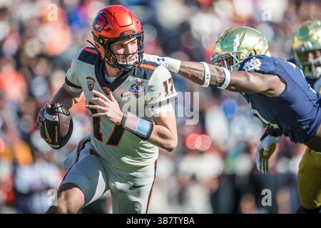 29. Dezember 2023: Ben Gulbranson (17), Quarterback der Oregon State Beavers, entzieht sich einem Notre Dame-Verteidiger während des NCAA-Fußballspiels im 90. Jährlichen Tony the Tiger Sun Bowl zwischen den Oregon State Beavers und den Notre Dame Fighting Irish im Sun Bowl Stadium in El Paso, Texas. Notre Dame besiegte Oregon State mit 40:8. Prentice C. James/CSM (Foto: © Prentice C. James/CSM via ZUMA Press Wire) Stockfoto