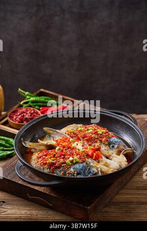 Gedämpfter Fischkopf mit gewürfelten heißen roten Paprika ，Chinesische Hunan-Küche - gehackter Paprikakopf 剁椒鱼头 Stockfoto