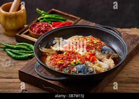 Gedämpfter Fischkopf mit gewürfelten heißen roten Paprika ，Chinesische Hunan-Küche - gehackter Paprikakopf 剁椒鱼头 Stockfoto