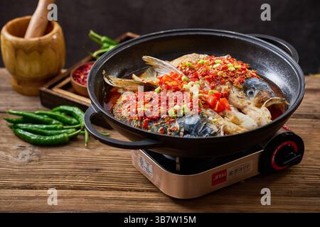 Gedämpfter Fischkopf mit gewürfelten heißen roten Paprika ，Chinesische Hunan-Küche - gehackter Paprikakopf 剁椒鱼头 Stockfoto