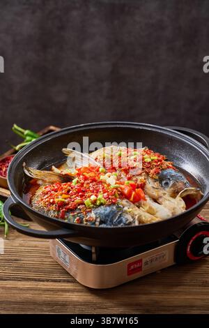 Gedämpfter Fischkopf mit gewürfelten heißen roten Paprika ，Chinesische Hunan-Küche - gehackter Paprikakopf 剁椒鱼头 Stockfoto