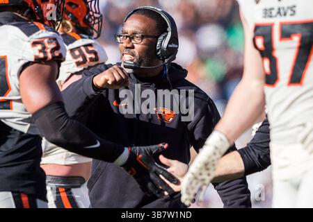 29. Dezember 2023: Kefense Hynson, Cheftrainer der Oregon State Beavers, ermutigt sein Team während des NCAA-Fußballspiels im 90. Jährlichen Tony the Tiger Sun Bowl zwischen den Oregon State Beavers und den Notre Dame Fighting Irish im Sun Bowl Stadium in El Paso, Texas. Notre Dame besiegte Oregon State mit 40:8. Prentice C. James/CSM (Foto: © Prentice C. James/CSM via ZUMA Press Wire) Stockfoto