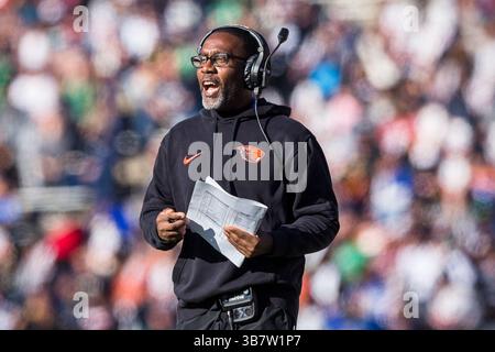 29. Dezember 2023: Kefense Hynson, Cheftrainer der Oregon State Beavers, ruft im Sun Bowl Stadium in El Paso, Texas, im 90. Jährlichen Tony the Tiger Sun Bowl zwischen den Oregon State Beavers und den Notre Dame Fighting Irish auf. Notre Dame besiegte Oregon State mit 40:8. Prentice C. James/CSM (Foto: © Prentice C. James/CSM via ZUMA Press Wire) Stockfoto