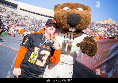 29. Dezember 2023: Das verkleidete Maskottchen der Oregon State Beaver begrüßt einen Fan beim NCAA-Fußballspiel im 90. Jährlichen Tony the Tiger Sun Bowl zwischen den Oregon State Beavers und den Notre Dame Fighting Irish im Sun Bowl Stadium in El Paso, Texas. Notre Dame besiegte Oregon State mit 40:8. Prentice C. James/CSM (Foto: © Prentice C. James/CSM via ZUMA Press Wire) Stockfoto