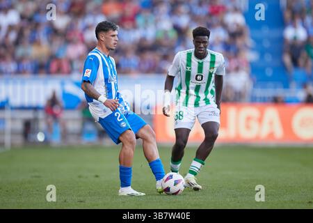 8. Oktober 2023: Javi Lopez von Deportivo Alaves tritt am 8. Oktober 2023 in Mendizorroza in Vitoria um den Ball mit Assane Diao von Real Betis Balompie an. (Kreditbild: © Ricardo Larreina/AFP7 via ZUMA Press Wire) Stockfoto