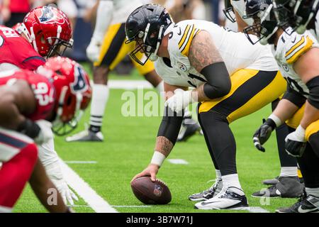 1. Oktober 2023: Das Pittsburgh Steelers Center Mason Cole (61) bereitet sich auf ein Spiel zwischen den Pittsburgh Steelers und den Houston Texans in Houston, Texas, vor. ..Trask Smith/CSM (Foto: © Trask Smith/CSM via ZUMA Press Wire) Stockfoto