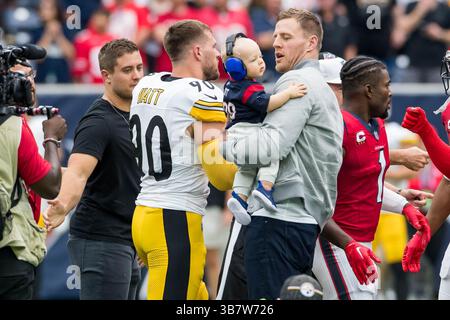 1. Oktober 2023: Der ehemalige NFL-Spieler Derek Watt, Pittsburgh Steelers Linebacker T.J. Watt (90), Koa Watt und der ehemalige Houston Texans Spieler J.J. Watt treffen sich im Mittelfeld, bevor ein Spiel zwischen den Pittsburgh Steelers und den Houston Texans in Houston, Texas, stattfindet. ..Trask Smith/CSM (Foto: © Trask Smith/CSM via ZUMA Press Wire) Stockfoto