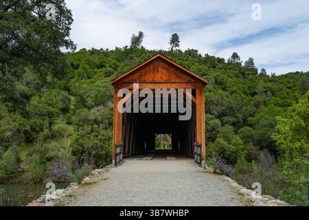 Vorderansicht der Bridgeport Covered Bridge am South Yuba River im Nevada County, CA. Diese Brücke hat die längste klare Einzelspur in den USA. Stockfoto