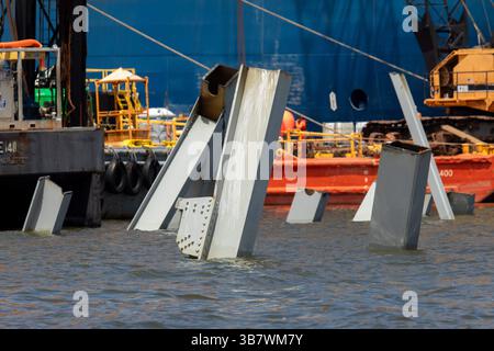 11. Mai 2024, Dundalk, MD, Vereinigte Staaten von Amerika: Stahlträger und Schutt ragen aus dem Patapsco River von der eingestürzten Francis Scott Key Bridge, als die Reinigung und Entfernung in die letzte Phase am 11. Mai 2024 in der Nähe von Dundalk, Maryland, eintritt. Die Brücke wurde am 26. März von dem 984-Fuß-Containerschiff MV Dali getroffen und stürzte zusammen, wobei sechs Arbeiter ums Leben kamen. (Bild: © Christopher Rosario/U.S. Army/Planet Pix via ZUMA Press Wire) Stockfoto