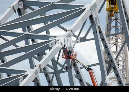 11. Mai 2024, Dundalk, MD, Vereinigte Staaten von Amerika: Arbeiter setzen Sprengladungen auf Teile der verbleibenden Stahlträger von der eingestürzten Francis Scott Key Bridge, um die Entfernung zu beschleunigen, 11. Mai 2024 in der Nähe von Dundalk, Maryland. Die Brücke wurde am 26. März von dem 984-Fuß-Containerschiff MV Dali getroffen und stürzte zusammen, wobei sechs Arbeiter ums Leben kamen. (Bild: © Christopher Rosario/U.S. Army/Planet Pix via ZUMA Press Wire) Stockfoto