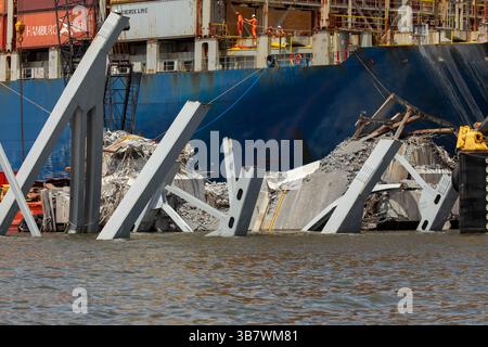 11. Mai 2024, Dundalk, MD, Vereinigte Staaten von Amerika: Stapel von Stahlwerkzeugen und Trümmern auf dem Bug des Frachtschiffes M/V Dali, von der eingestürzten Francis Scott Key Bridge, während die Entfernung fortgesetzt wird, am 11. Mai 2024 in der Nähe von Dundalk, Maryland. Die Brücke wurde am 26. März von dem 984-Fuß-Containerschiff MV Dali getroffen und stürzte zusammen, wobei sechs Arbeiter ums Leben kamen. (Bild: © Christopher Rosario/U.S. Army/Planet Pix via ZUMA Press Wire) Stockfoto