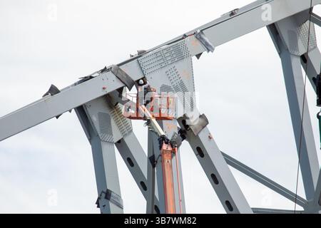 11. Mai 2024, Dundalk, MD, Vereinigte Staaten von Amerika: Arbeiter setzen Sprengladungen auf Teile der verbleibenden Stahlträger von der eingestürzten Francis Scott Key Bridge, um die Entfernung zu beschleunigen, 11. Mai 2024 in der Nähe von Dundalk, Maryland. Die Brücke wurde am 26. März von dem 984-Fuß-Containerschiff MV Dali getroffen und stürzte zusammen, wobei sechs Arbeiter ums Leben kamen. (Bild: © Christopher Rosario/U.S. Army/Planet Pix via ZUMA Press Wire) Stockfoto