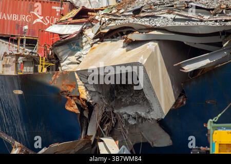 11. Mai 2024, Dundalk, MD, Vereinigte Staaten von Amerika: Stapel von Stahlwerkzeugen und Trümmern auf dem Bug des Frachtschiffes M/V Dali, von der eingestürzten Francis Scott Key Bridge, während die Entfernung fortgesetzt wird, am 11. Mai 2024 in der Nähe von Dundalk, Maryland. Die Brücke wurde am 26. März von dem 984-Fuß-Containerschiff MV Dali getroffen und stürzte zusammen, wobei sechs Arbeiter ums Leben kamen. (Bild: © Christopher Rosario/U.S. Army/Planet Pix via ZUMA Press Wire) Stockfoto