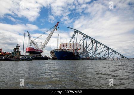 11. Mai 2024, Dundalk, MD, Vereinigte Staaten von Amerika: Stapel von Stahlwerkzeugen und Trümmern auf dem Bug des Frachtschiffes M/V Dali, von der eingestürzten Francis Scott Key Bridge, während die Entfernung fortgesetzt wird, am 11. Mai 2024 in der Nähe von Dundalk, Maryland. Die Brücke wurde am 26. März von dem 984-Fuß-Containerschiff MV Dali getroffen und stürzte zusammen, wobei sechs Arbeiter ums Leben kamen. (Bild: © Christopher Rosario/U.S. Army/Planet Pix via ZUMA Press Wire) Stockfoto