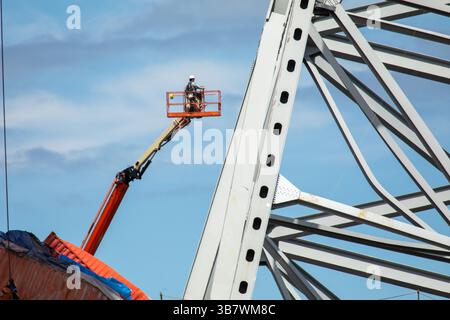 11. Mai 2024, Dundalk, MD, Vereinigte Staaten von Amerika: Arbeiter setzen Sprengladungen auf Teile der verbleibenden Stahlträger von der eingestürzten Francis Scott Key Bridge, um die Entfernung zu beschleunigen, 11. Mai 2024 in der Nähe von Dundalk, Maryland. Die Brücke wurde am 26. März von dem 984-Fuß-Containerschiff MV Dali getroffen und stürzte zusammen, wobei sechs Arbeiter ums Leben kamen. (Bild: © Christopher Rosario/U.S. Army/Planet Pix via ZUMA Press Wire) Stockfoto