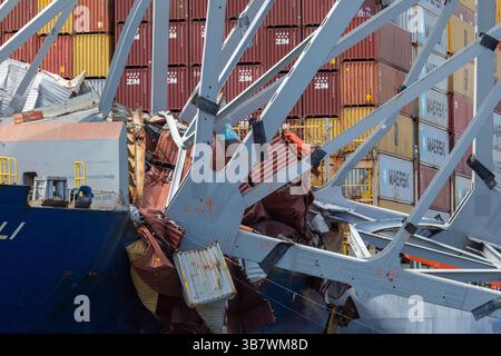 11. Mai 2024, Dundalk, MD, Vereinigte Staaten von Amerika: Stapel von Stahlwerkzeugen und Trümmern auf dem Bug des Frachtschiffes M/V Dali, von der eingestürzten Francis Scott Key Bridge, während die Entfernung fortgesetzt wird, am 11. Mai 2024 in der Nähe von Dundalk, Maryland. Die Brücke wurde am 26. März von dem 984-Fuß-Containerschiff MV Dali getroffen und stürzte zusammen, wobei sechs Arbeiter ums Leben kamen. (Bild: © Christopher Rosario/U.S. Army/Planet Pix via ZUMA Press Wire) Stockfoto