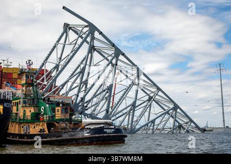 11. Mai 2024, Dundalk, MD, Vereinigte Staaten von Amerika: Stapel von Stahlwerkzeugen und Trümmern auf dem Bug des Frachtschiffes M/V Dali, von der eingestürzten Francis Scott Key Bridge, während die Entfernung fortgesetzt wird, am 11. Mai 2024 in der Nähe von Dundalk, Maryland. Die Brücke wurde am 26. März von dem 984-Fuß-Containerschiff MV Dali getroffen und stürzte zusammen, wobei sechs Arbeiter ums Leben kamen. (Bild: © Christopher Rosario/U.S. Army/Planet Pix via ZUMA Press Wire) Stockfoto