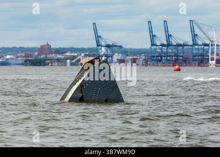 11. Mai 2024, Dundalk, MD, Vereinigte Staaten von Amerika: Stahlträger und Schutt ragen aus dem Patapsco River von der eingestürzten Francis Scott Key Bridge, als die Reinigung und Entfernung in die letzte Phase am 11. Mai 2024 in der Nähe von Dundalk, Maryland, eintritt. Die Brücke wurde am 26. März von dem 984-Fuß-Containerschiff MV Dali getroffen und stürzte zusammen, wobei sechs Arbeiter ums Leben kamen. (Bild: © Christopher Rosario/U.S. Army/Planet Pix via ZUMA Press Wire) Stockfoto