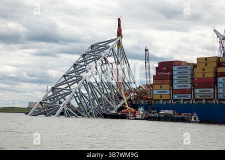 11. Mai 2024, Dundalk, MD, Vereinigte Staaten von Amerika: Stapel von Stahlwerkzeugen und Trümmern auf dem Bug des Frachtschiffes M/V Dali, von der eingestürzten Francis Scott Key Bridge, während die Entfernung fortgesetzt wird, am 11. Mai 2024 in der Nähe von Dundalk, Maryland. Die Brücke wurde am 26. März von dem 984-Fuß-Containerschiff MV Dali getroffen und stürzte zusammen, wobei sechs Arbeiter ums Leben kamen. (Bild: © Christopher Rosario/U.S. Army/Planet Pix via ZUMA Press Wire) Stockfoto